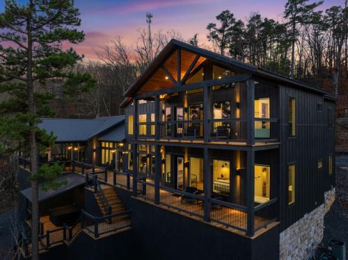 Broken Bow House | 20 Guests 2 Pets 1 Epic Escape Midnight Skies