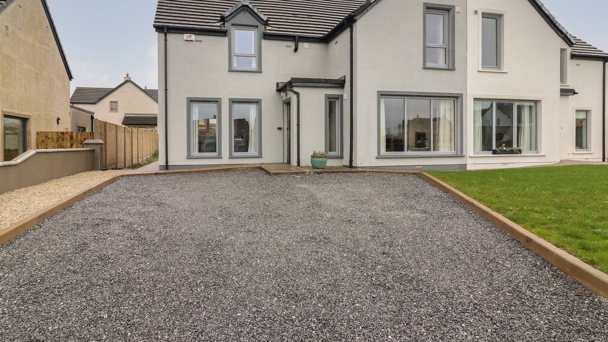 Fenit Cottage | 20 LIGHTHOUSE VILLAGE, family friendly in Fenit, County Kerry
