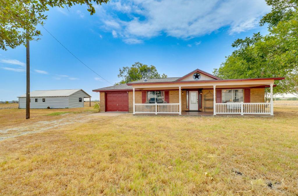 Manor House | 20 Mi to Austin Texas Farmhouse on 10 Acres
