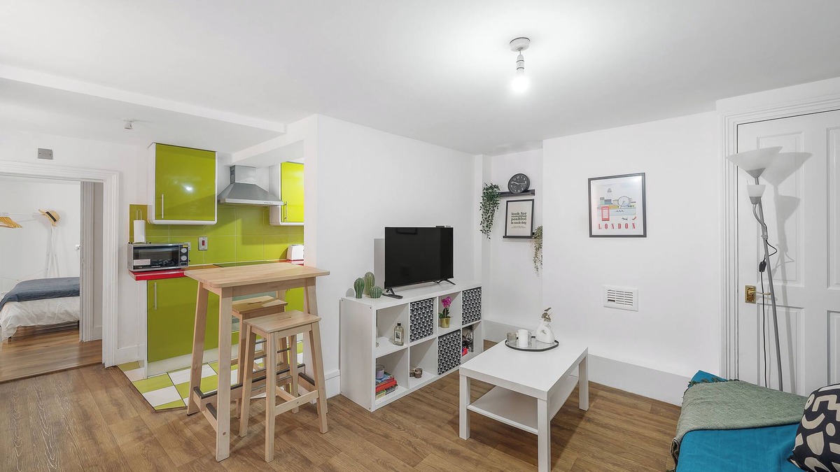 Camberwell Green Apartment | 20 min from London centre| 2 bedrooms w/ensuite baths, kitchen & living room.