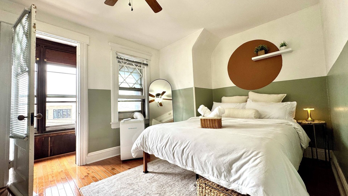 The Heights House | 20 min NYC Spacious Private Room Queen Bed Parking