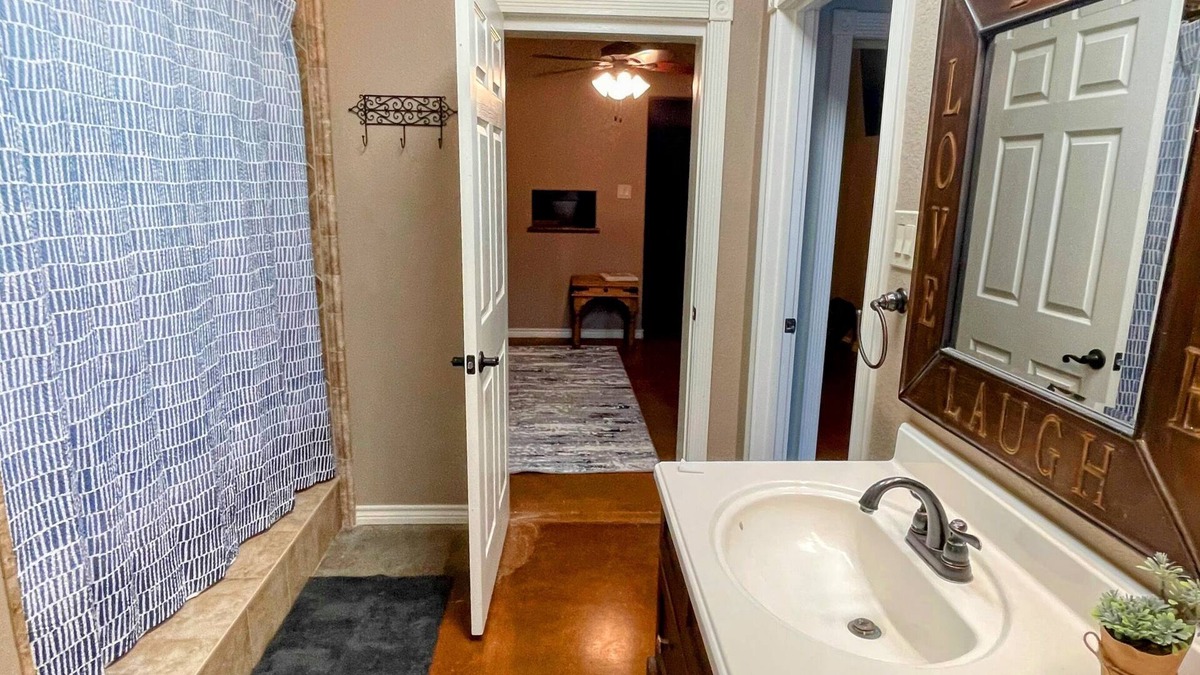 Bay City Condo | 20 min to Matagorda - Secure & Ideal for Weekenders & Business Travel