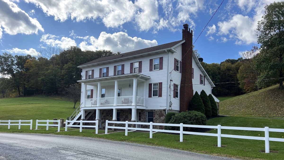 Tyrone Other | 20 min to State College! 1860’s country home. Spacious/quiet/walking tr