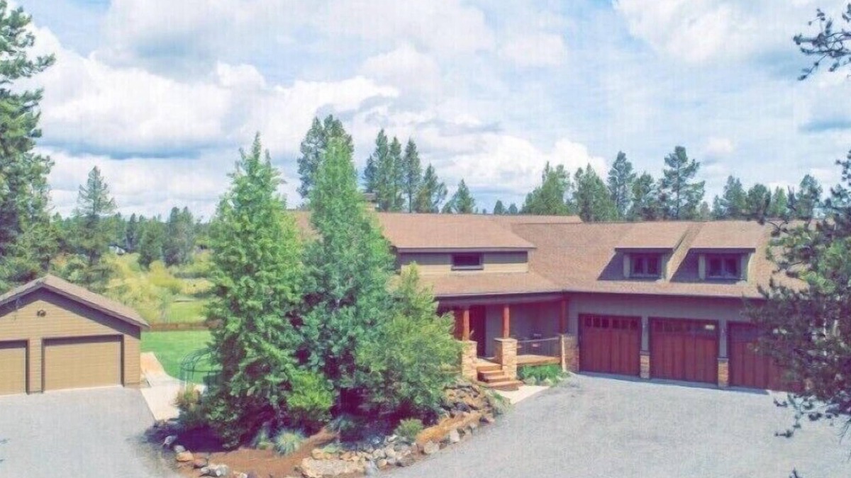 Sunriver Cabin | 20 Mins to Mt. Bachelor! Hot Tub! Bring the dogs!