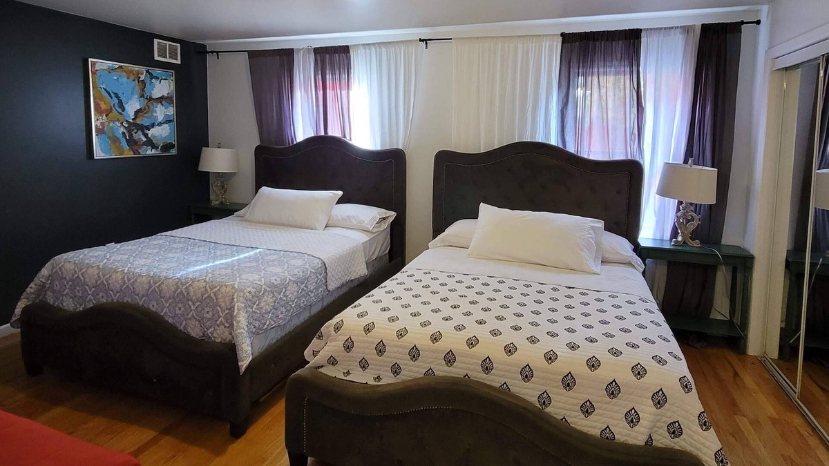 McGinley Square Apartment | 20 Minutes away from NY!! 5 queen beds, Private place !