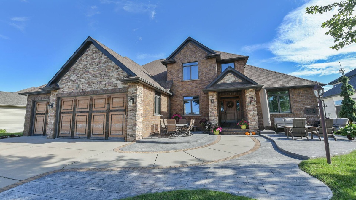 Wrightstown House | 20 minutes from Lambeau Field! Spacious home on golf course with pool.