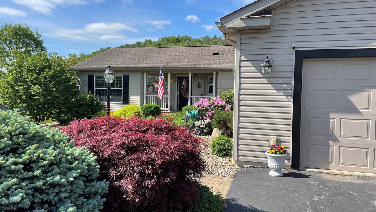 Julian House | 20 minutes from Penn State! Private entrance, cozy living space.