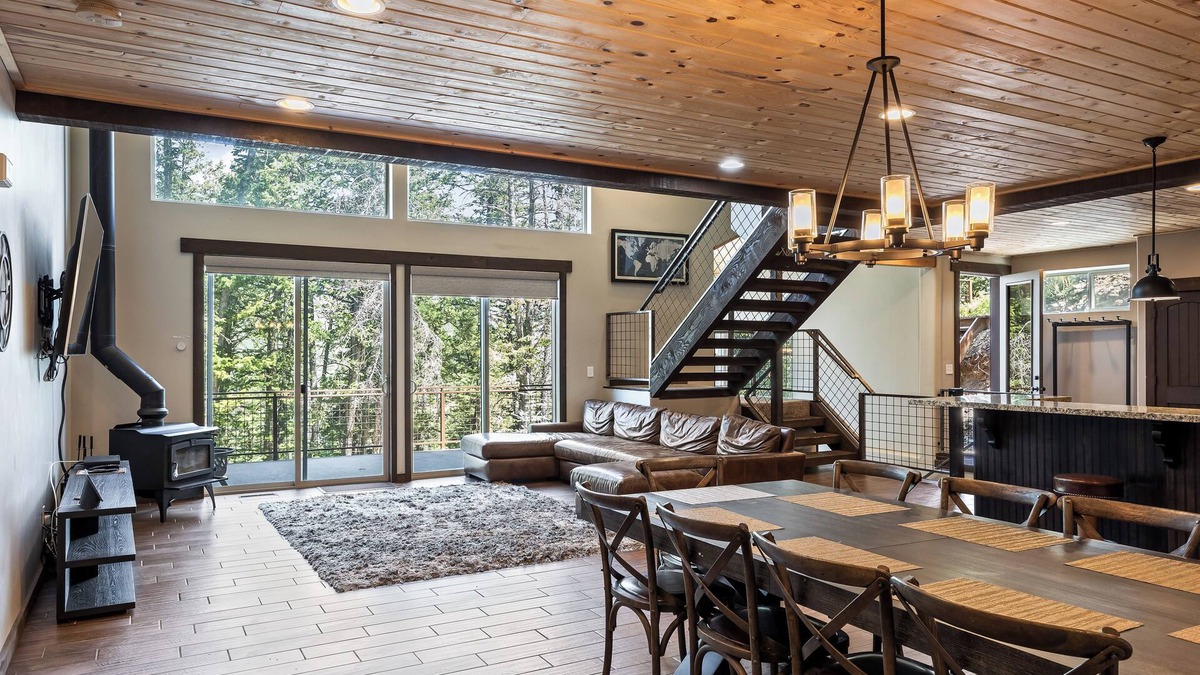 Summit Park House | 20 Minutes from the Mountain! Family Paradise, Sleeps 14, High-End Interiors