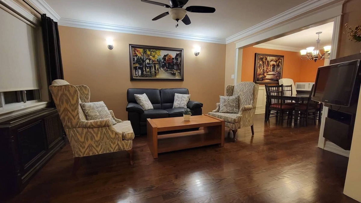 Greenwood - Coxwell House | 20 Minutes to Woodbine Beach - 3BR-Family Friendly Home in Heart of Leslieville