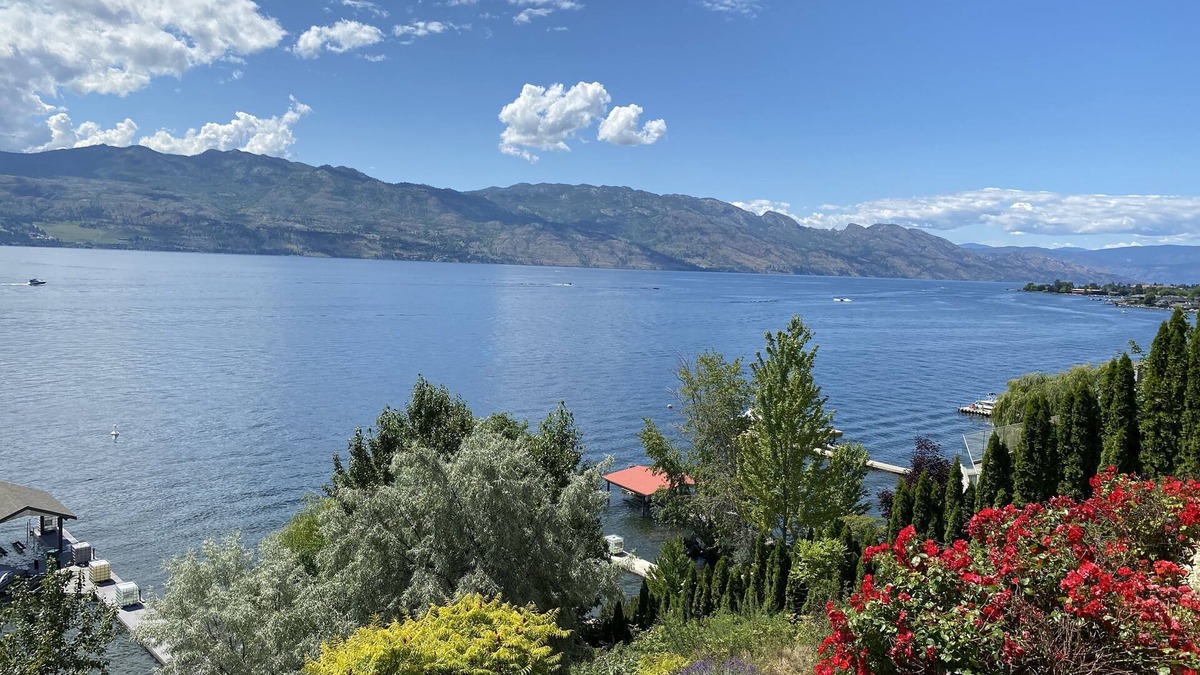 Central Okanagan House | 20% off month,Beach,Dock,golf green on LkOkanagan,5 bdr,large outdoor deck,patio