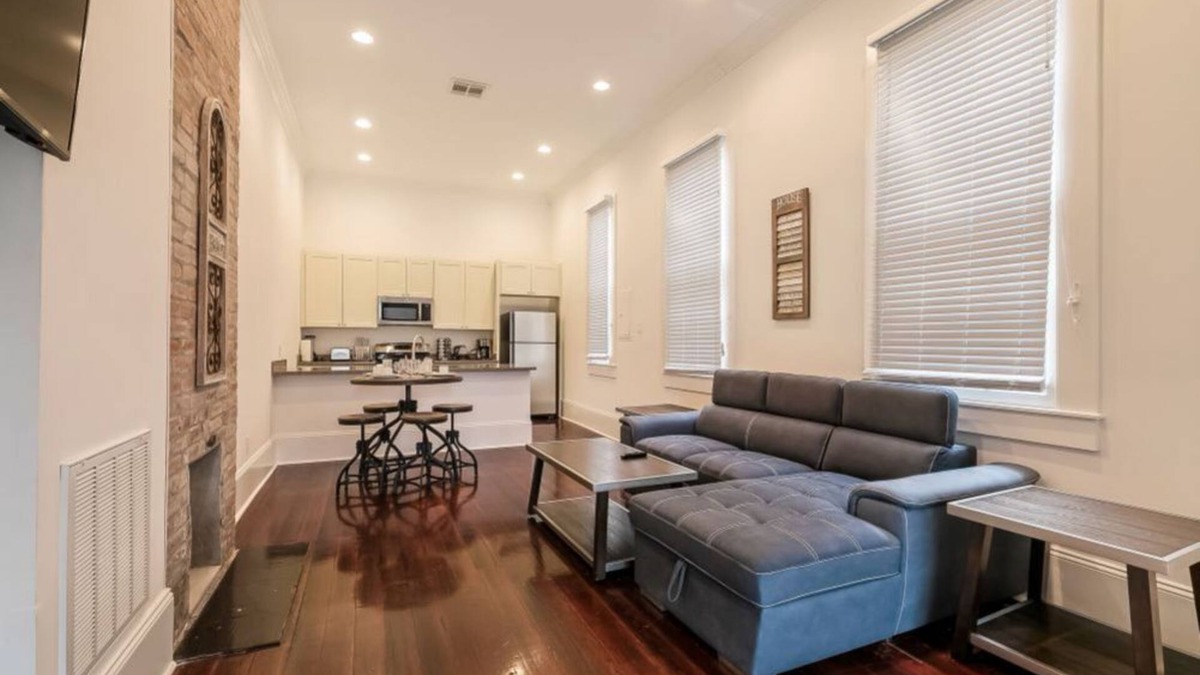 Faubourg Lafayette Condo | 20% OFF Monthly | 10% OFF Weekly-Charming 2BR on Carondelet by Hosteeva