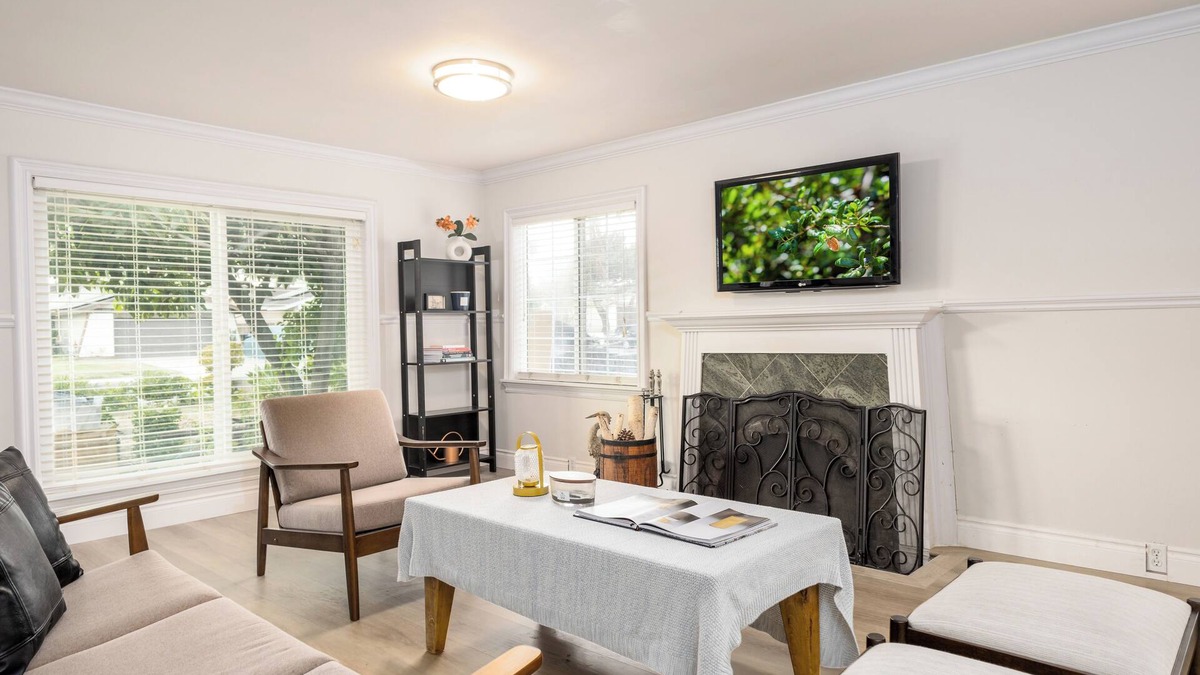 Chino House | 20% OFF Monthly/Modern 3BR 2BA/Private Backyard Retreat/Prime Location