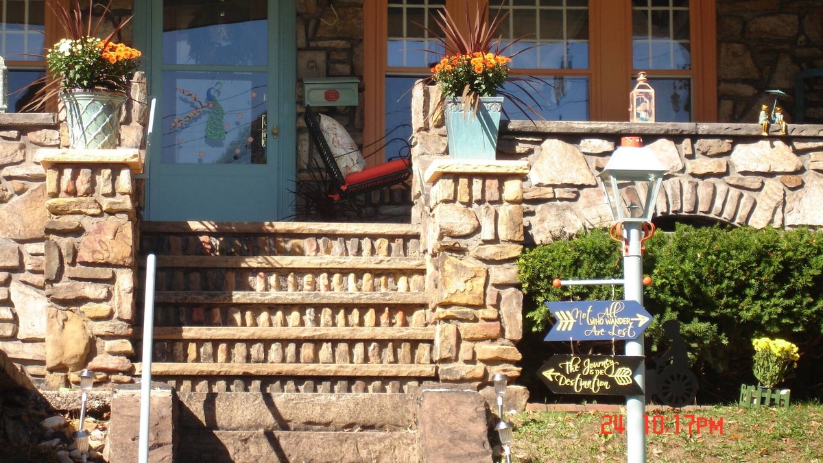 Johnstown House | 20% off Season Sale when booking $112 per night. Except holidays.