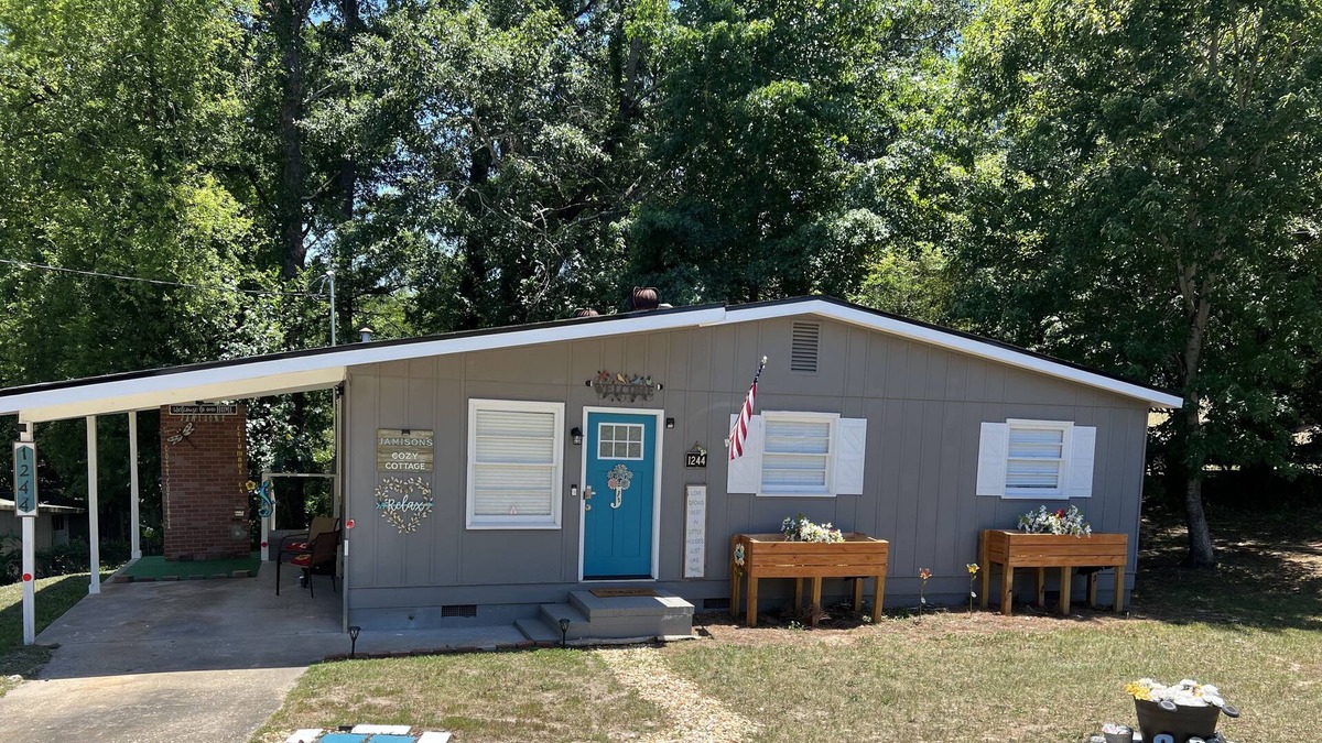Columbus Cottage | 20 Star Hospitality with 20 Star decor & COZINESS! Located 5mins from FT Moore!