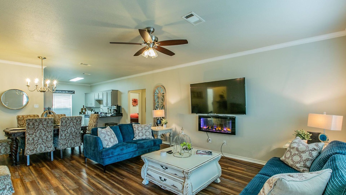 Brazos Apartment | 200 Clay Apt1 with 4BR, 2BA, 4 Blocks from Magnolia