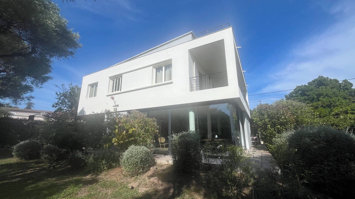 Juan-les-Pins House | 200 m² Le Corbusier-style house in Juan-les-Pins, with garden and swimming pool