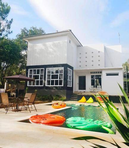 Ciloto Villa | 200 m² Villa ∙ 3 bedrooms ∙ 15 guests