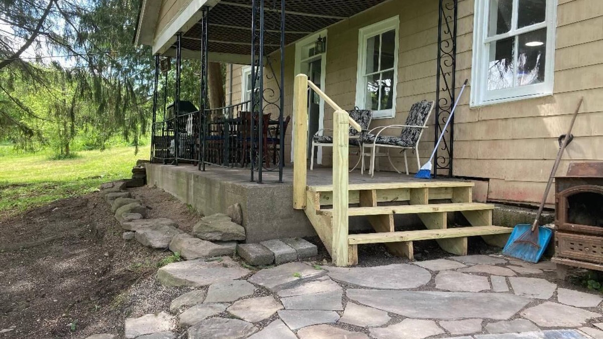 Aldenville House | 200 Year Old Farmhouse on Private 8 Acre Laken Pet Friendly.