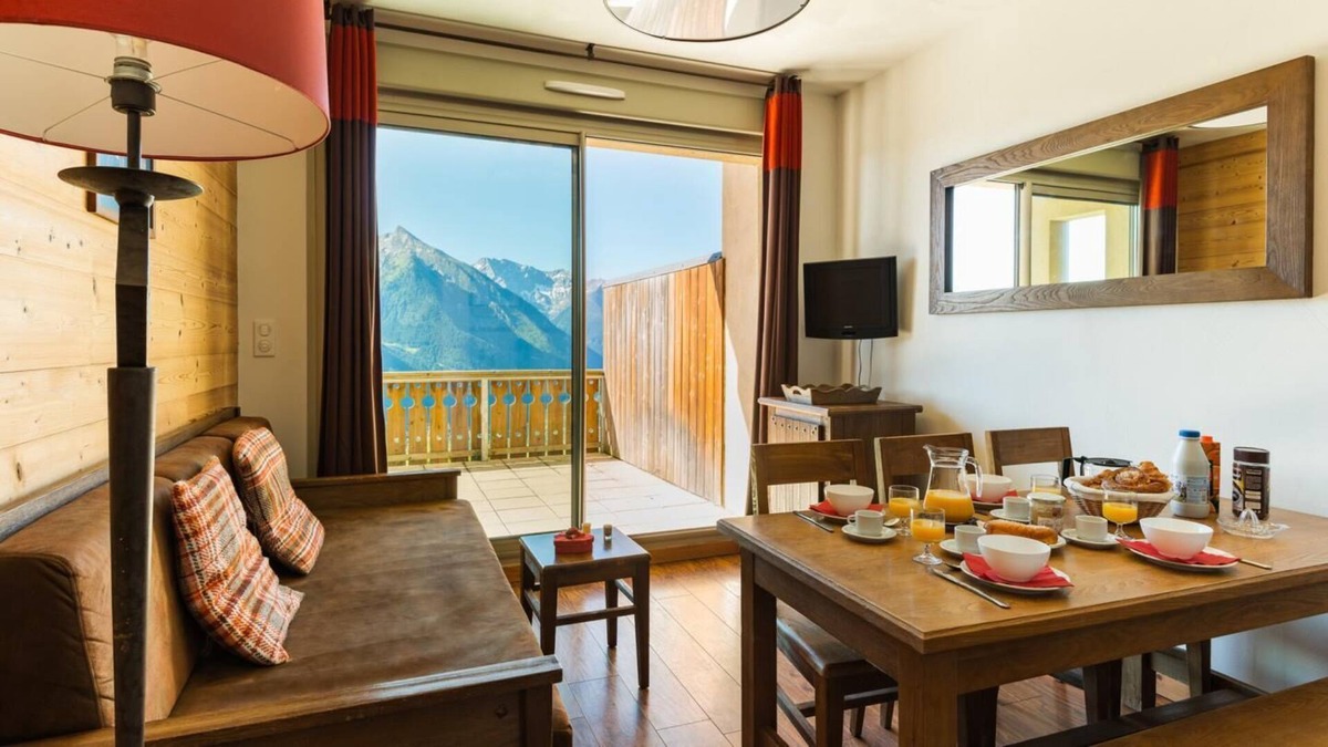 Pla d'Adet Apartment | 200m from resort center, fitness, swimming pool, sauna, hammam, balcony, parking, tv, ski locker