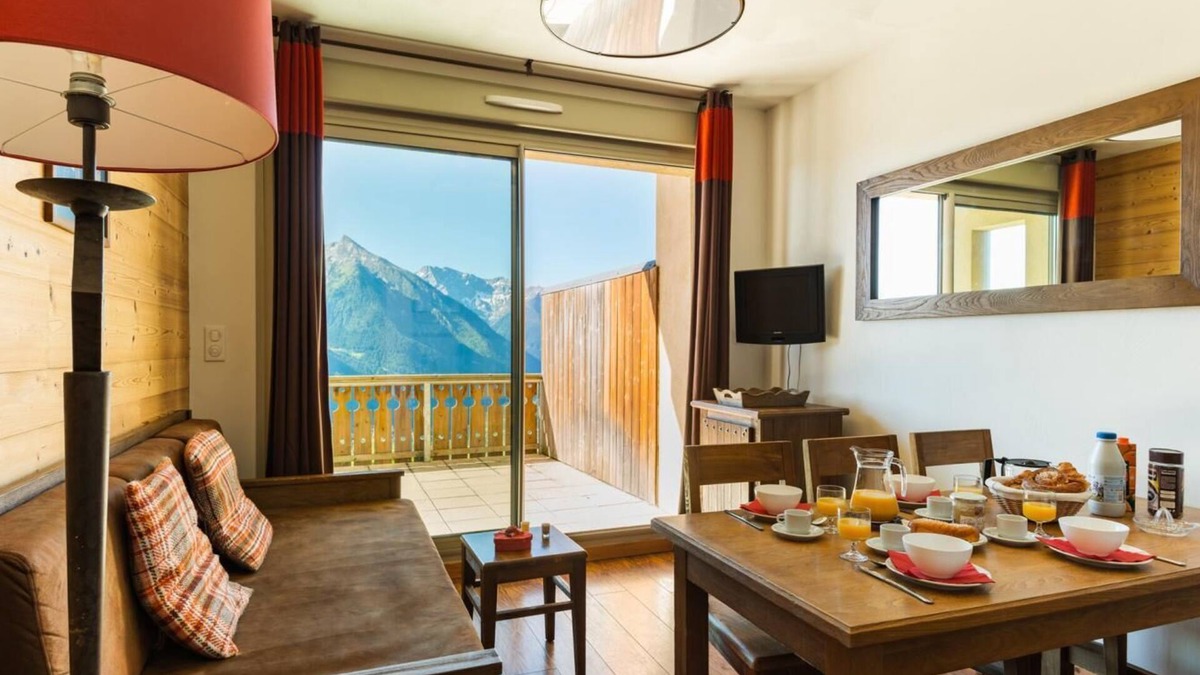 Pla d'Adet Apartment | 200m from resort center, fitness, swimming pool, sauna, hammam, balcony, parking, tv, ski locker