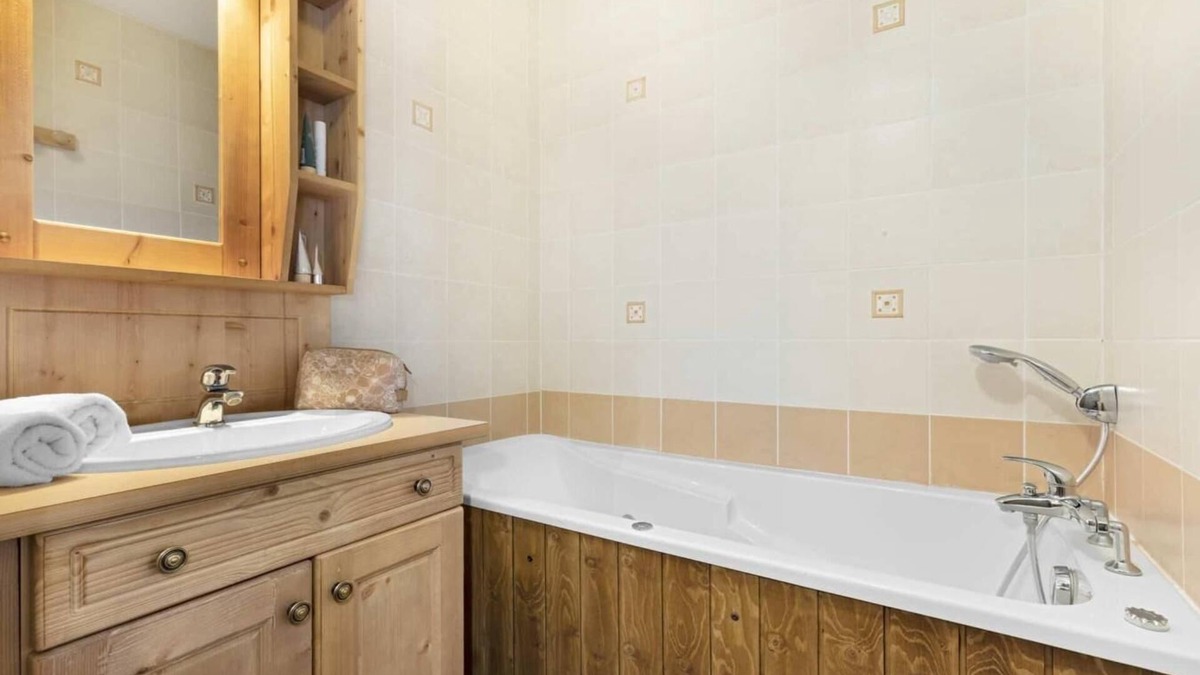 Lanslevillard Apartment | 200m from ski slopes, fitness, swimming pool, sauna, hammam, balcony, tv, ski locker, 60m²