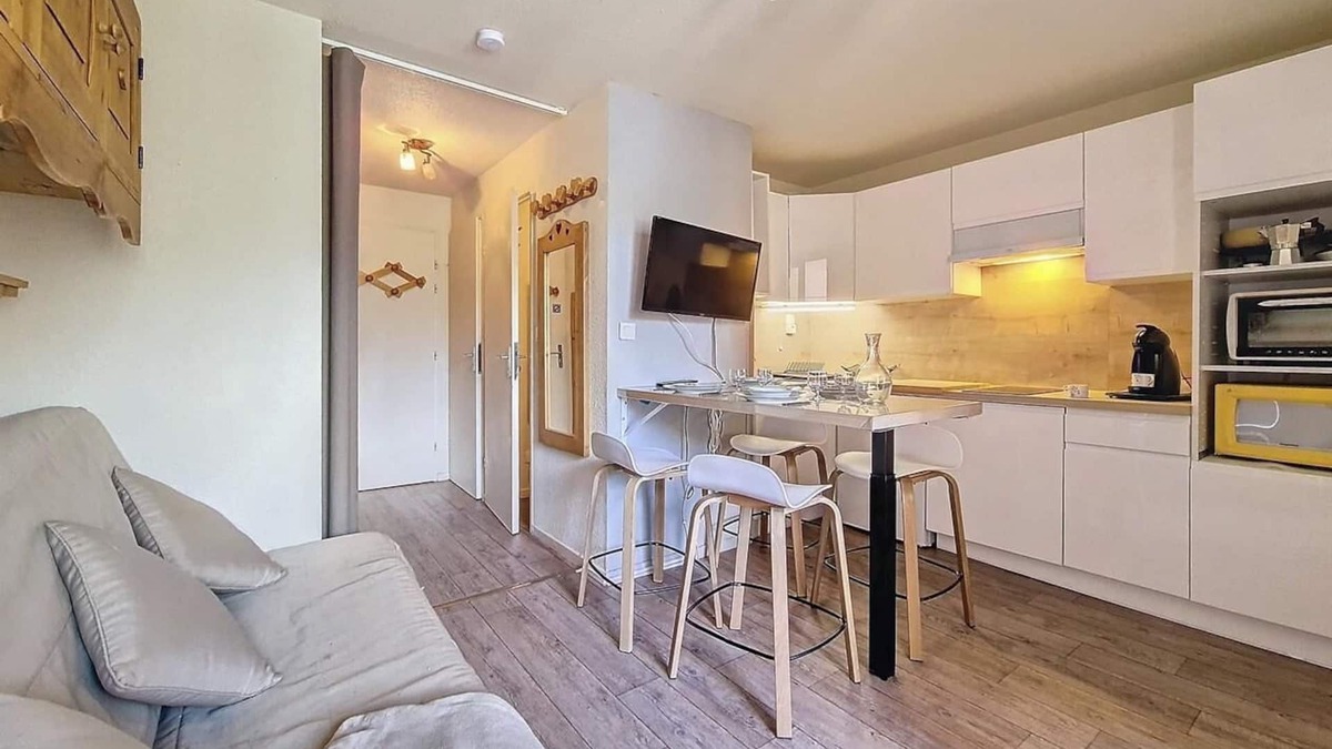 Les Bruyeres Apartment | 200m from ski slopes, 7th floor, balcony, tv, ski locker, 23m², Les Menuires