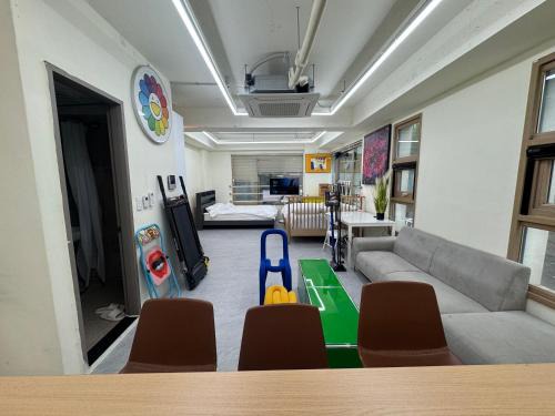 Seongsu Apartment | 201, Atelier Seongsu Riverside Loft Cherry Blossom Road Han River airport bus