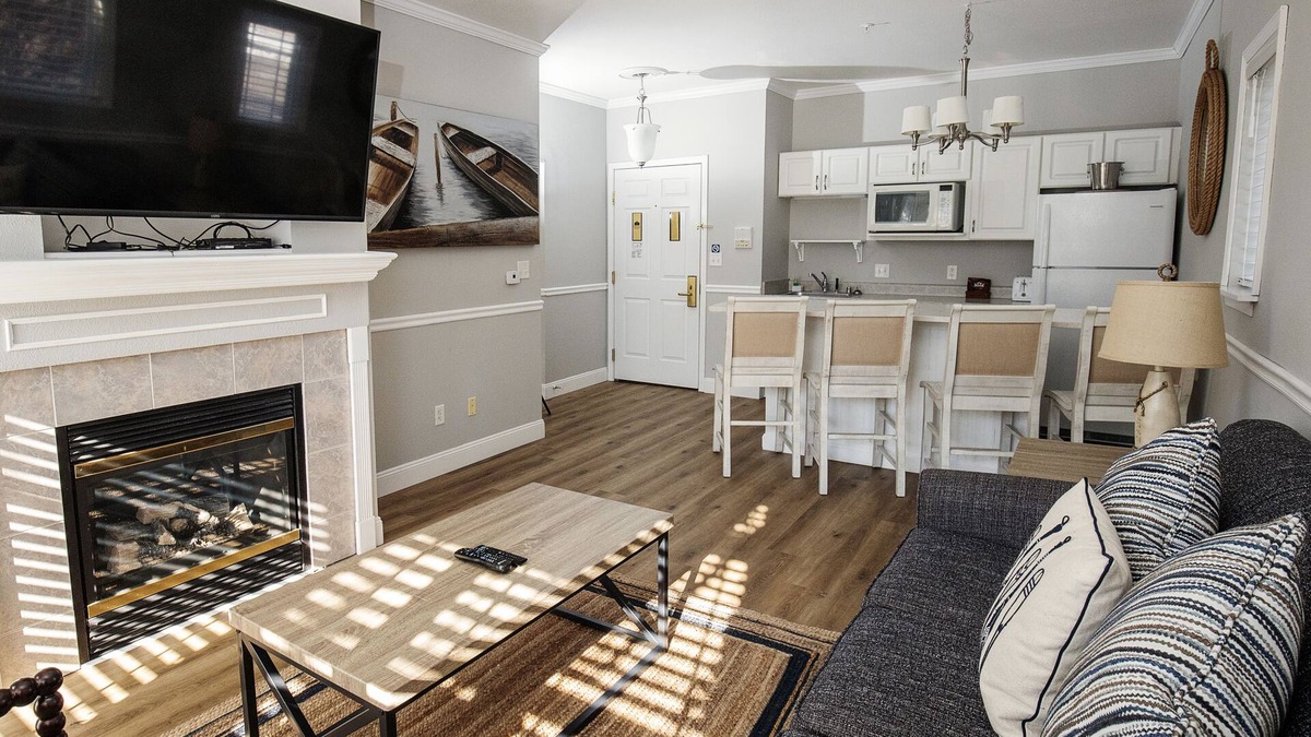 Delavan Lake Condo | 201 - Beautifully Renovated One Bedroom Condo Suite