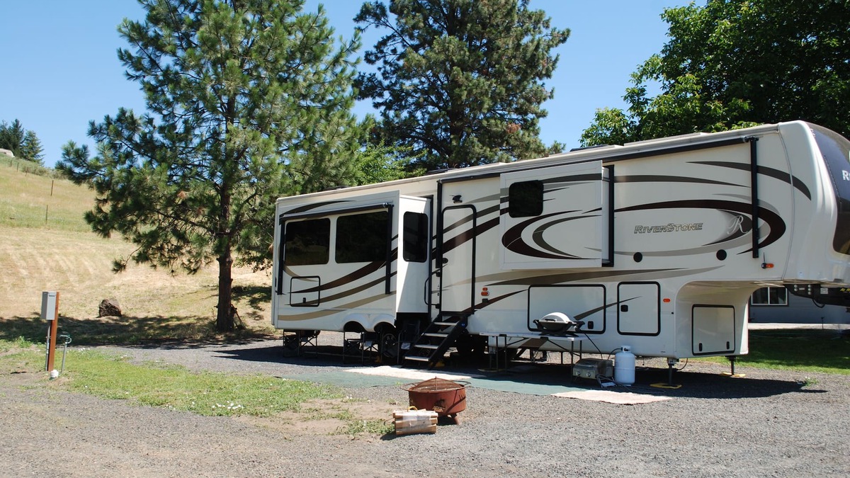 Lenore House | 2019 40' 5th wheel on quiet property in the country with spectacular river views