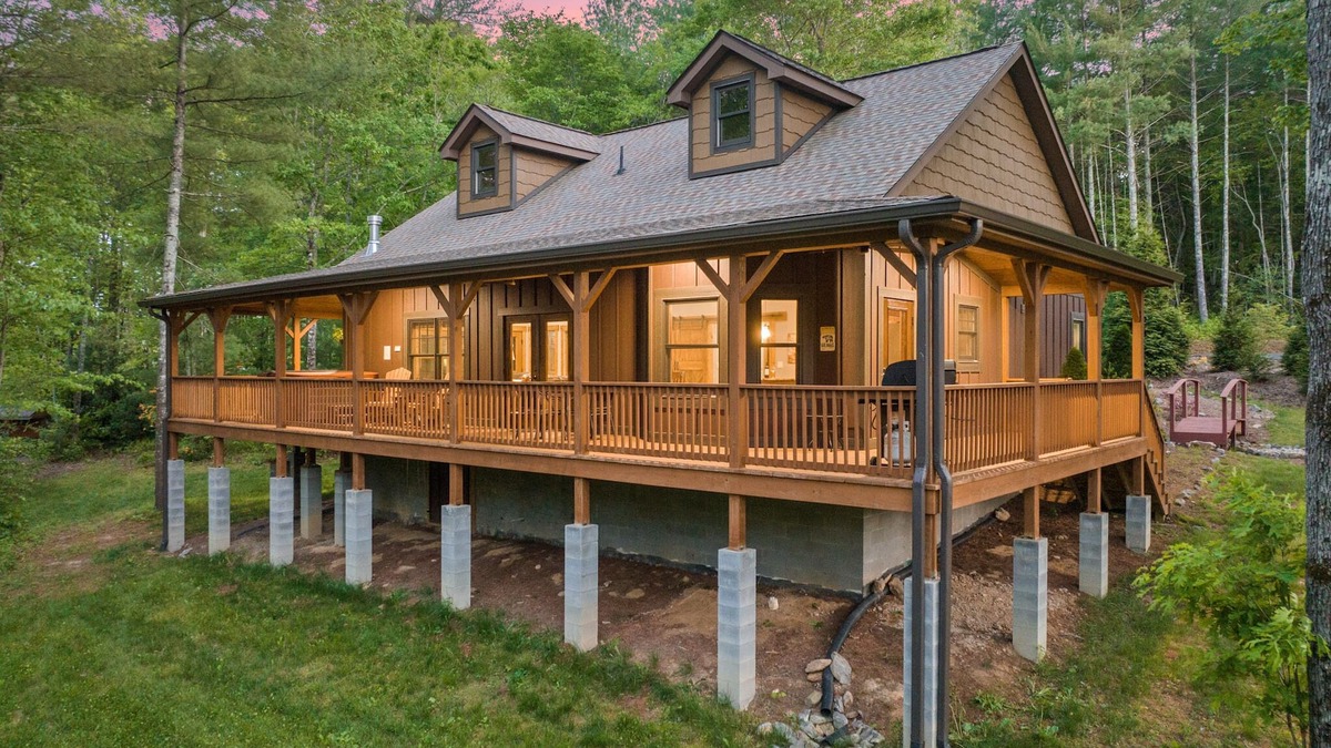 Skyland Cabin | 2019 Newly Built ~ LUXURY Cabin ~ 23 Acre Estate ~ Hot Tub ~ 8 miles to Downtown