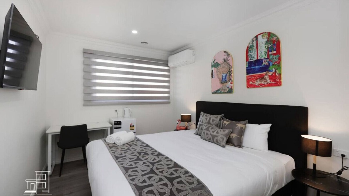 Brunswick East Apartment | 202 Cozy Queen BR w/Fast WiFi - 18 mins tram to CBD