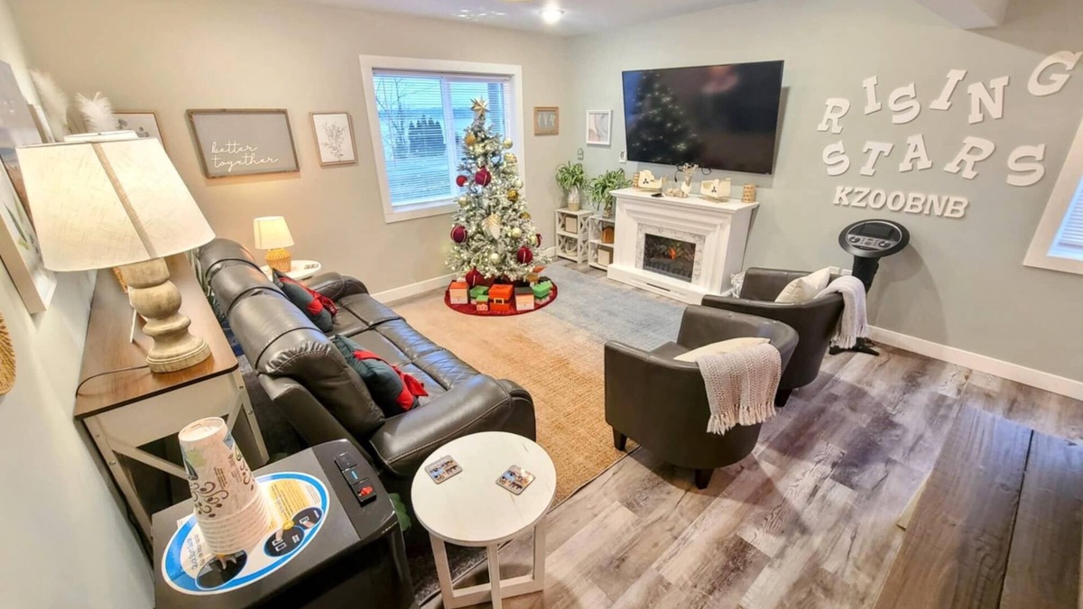 Portage House | 2023 Built Lake Home w/beach, arcade & huge deck