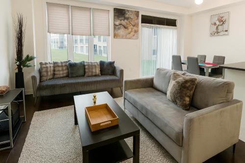 Vaughan House | 2024 Built Elegant 3BR Kleinburg Vaughan Townhouse with Free Parking, WiFi, Full Kitchen, Laundry, Near Canada's Wonderland! Perfect for Family Travel, Group Trips or Work Stays!