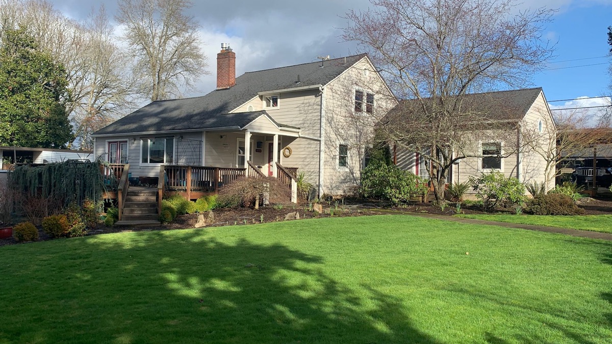 College Hill House | 2024 Olympic Trials - 4 Bdrm, 3 Ba, sleeps 8, Hot Tub, Fire Pit, big yard/garden