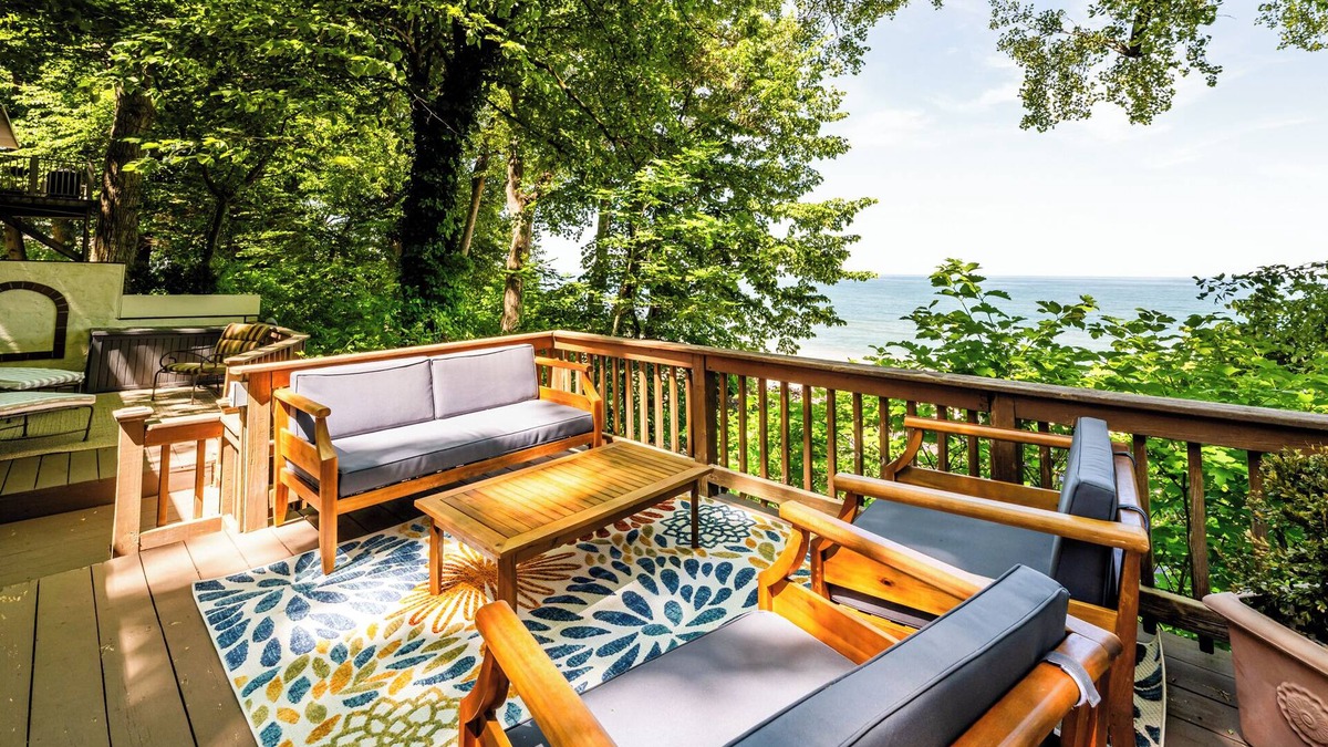 Gordon Beach Cottage | 2024 remodeled historic Lake Michigan waterfront Union Pier home with spa.