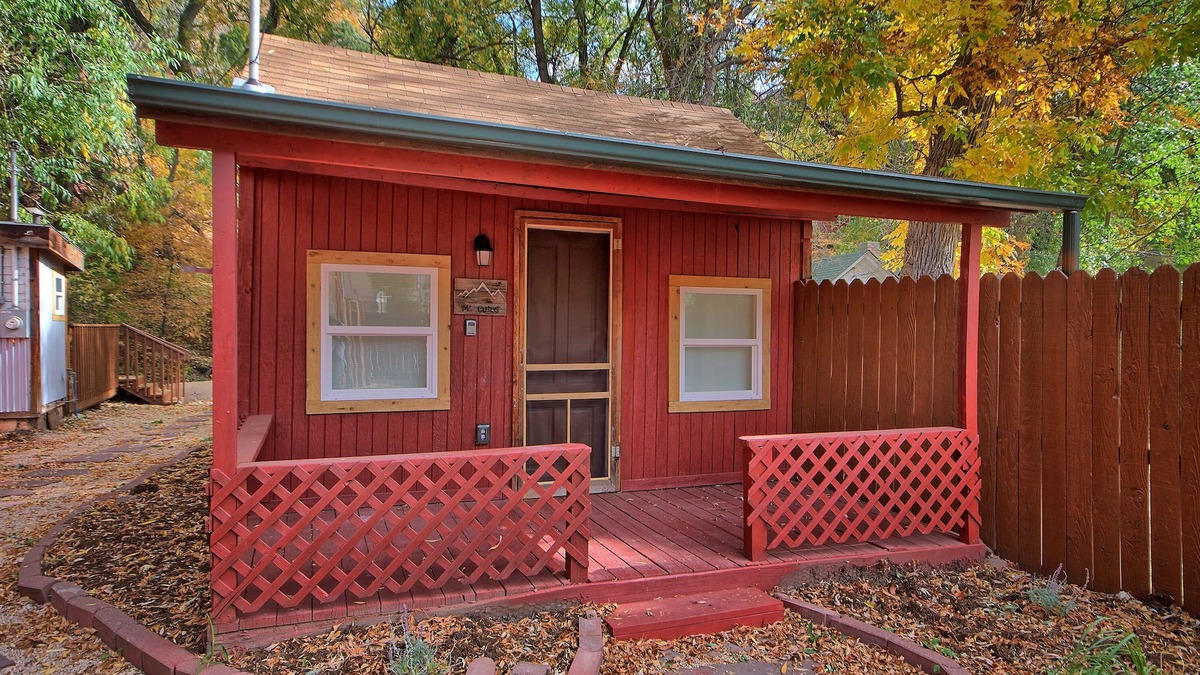 Manitou Springs Historic District Cabin | 2024 Remodeled Creekside Cabin Steps to Downtown Manitou Springs Lic#9244nnnnnnn