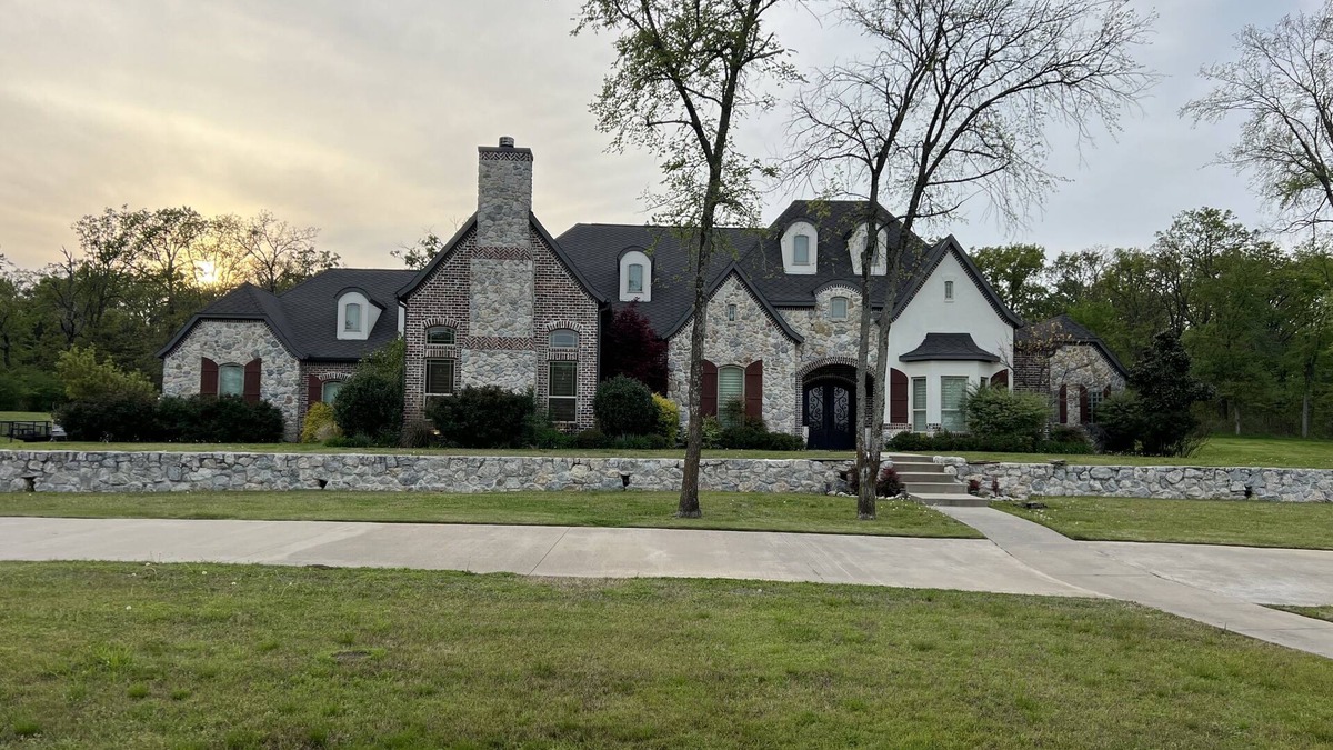 Sulphur Springs House | 2024 Solar Eclipse Point of Totality! 4000 sq ft, 4 BR, 5 Bath, 3 acres