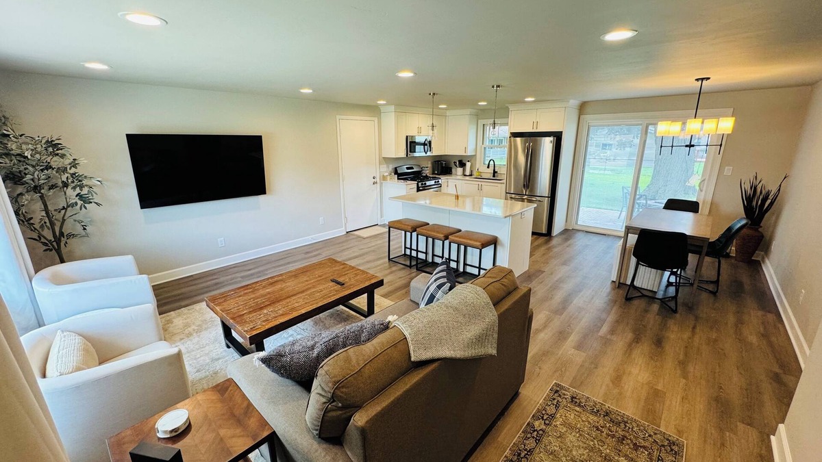 Green Bay House | 2025 Football Season ready π- Remodeled 3 bedroom home, steps from Lambeau Field