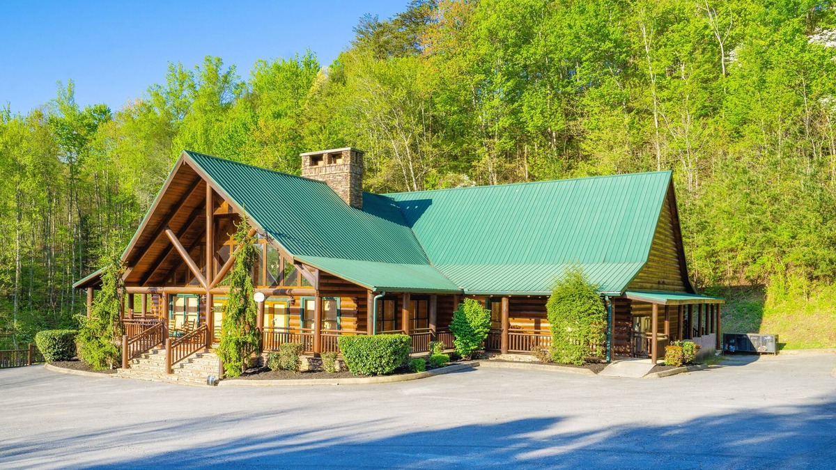 Gatlinburg - Pigeon Forge Cabin | 2025 GOING FAST! OPEN FOR '26 Booking! Theater Room, Game Room, Double Kitchen