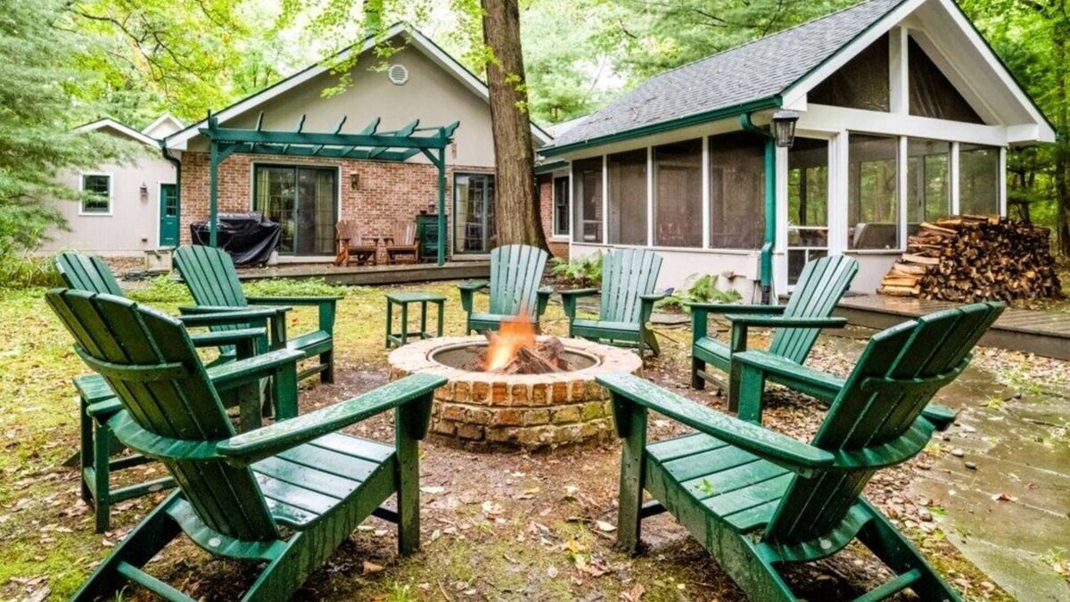 Harbert Cottage | 2026 OPEN! (4 Nt Min!) Harbert Home With Hot Tub & Close To Beach!