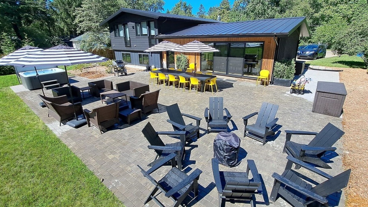 Union Pier House | 2026 Open Bright modern retreat w/private hot tub Beach1 Block Fire Pit