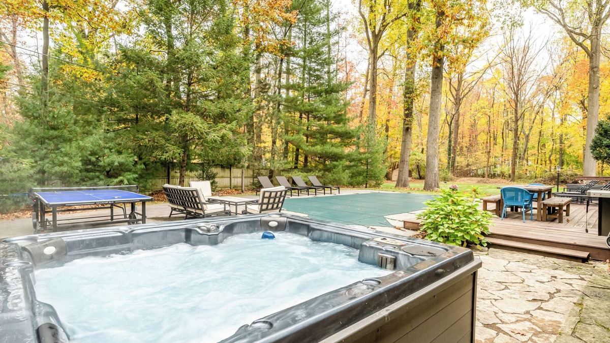 Harbert House | (2026 OPEN!) Lakeside Home With Pool & Hot Tub! Close To Beach!