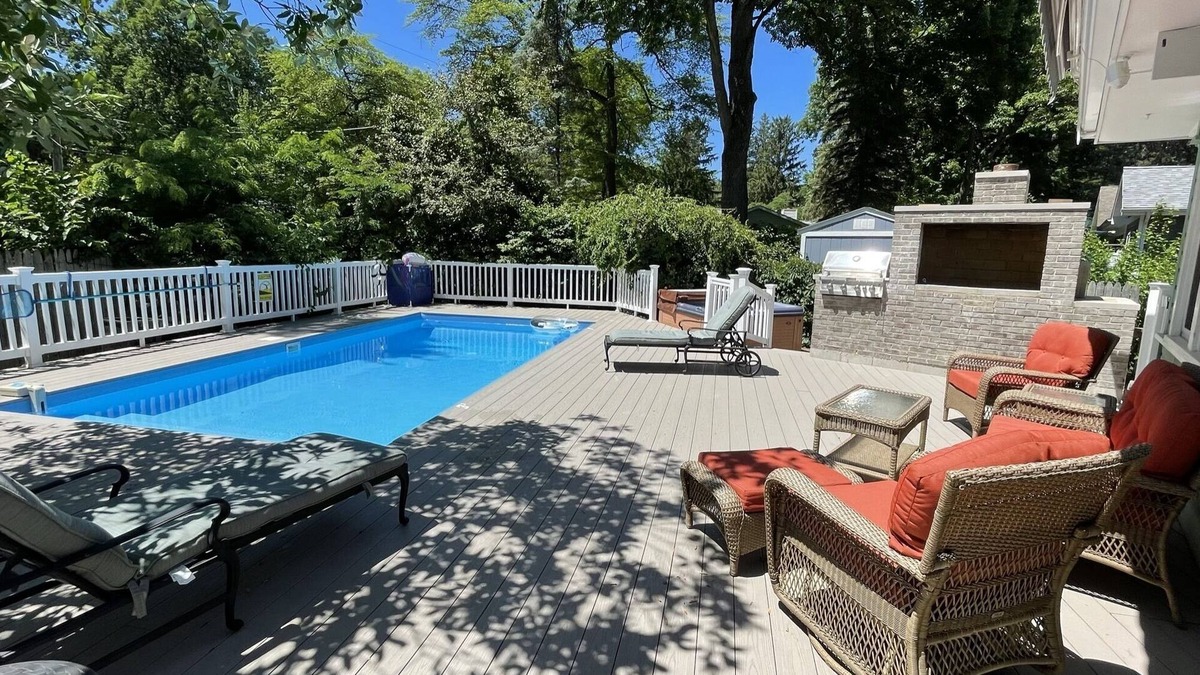 Union Pier House | 2026 Open Private heated pool hot tub large deck blocks to Berrien beach