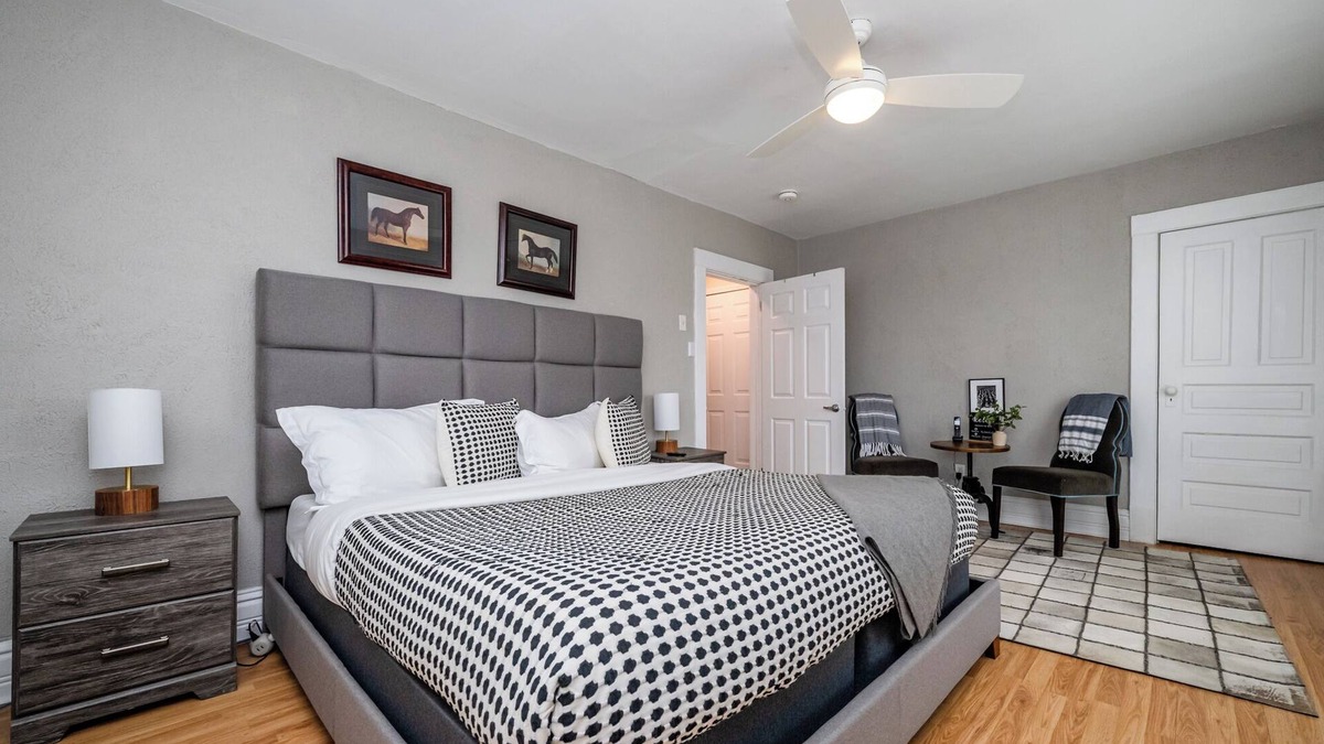Three Oaks House | 2026 OPEN! Three Oaks Multi Unit (2 Night Summer Min)