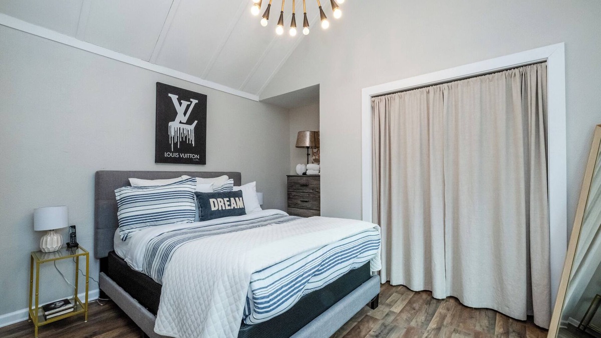 Three Oaks House | (2026 OPEN!) Three Oaks Unit Steps To Downtown! 2 Night Summer Min!