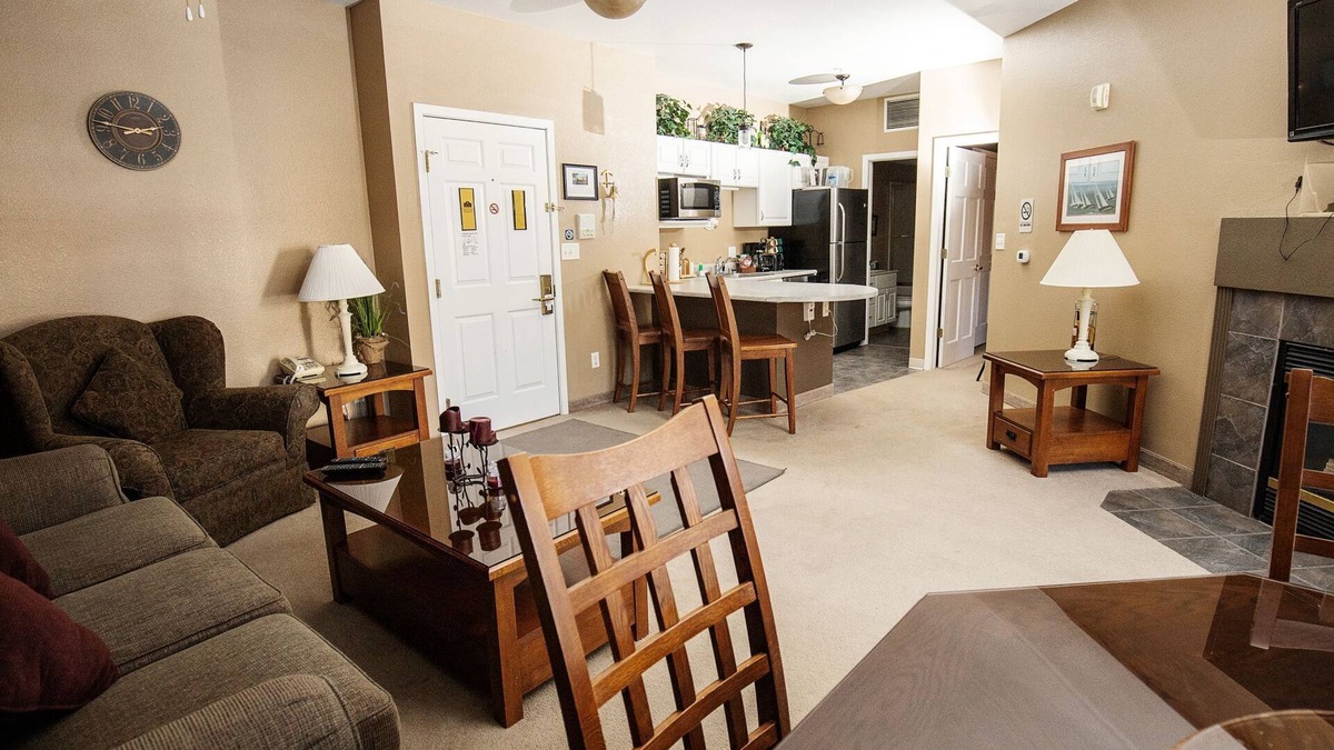 Delavan Lake Condo | 204 - Charming One Bedroom Condo Suite