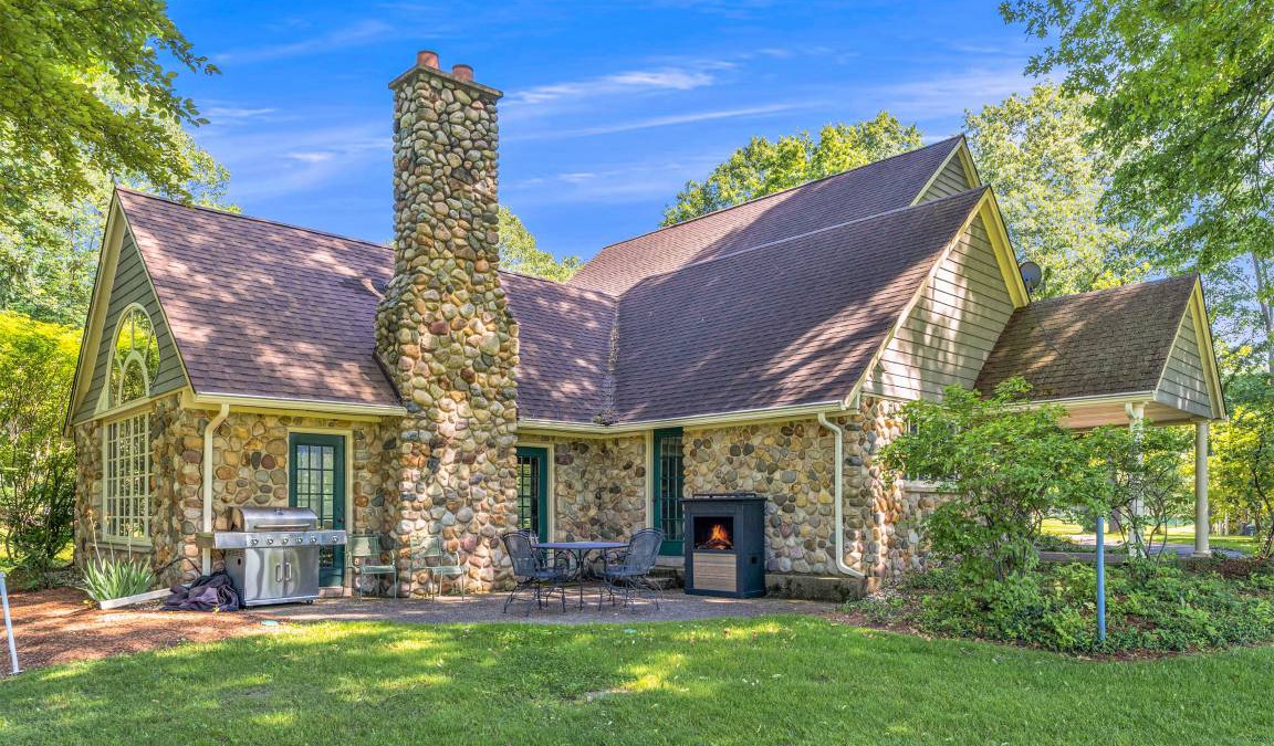Benton Harbor Cottage | 204 m² Cabin ∙ 4 bedrooms ∙ 8 guests