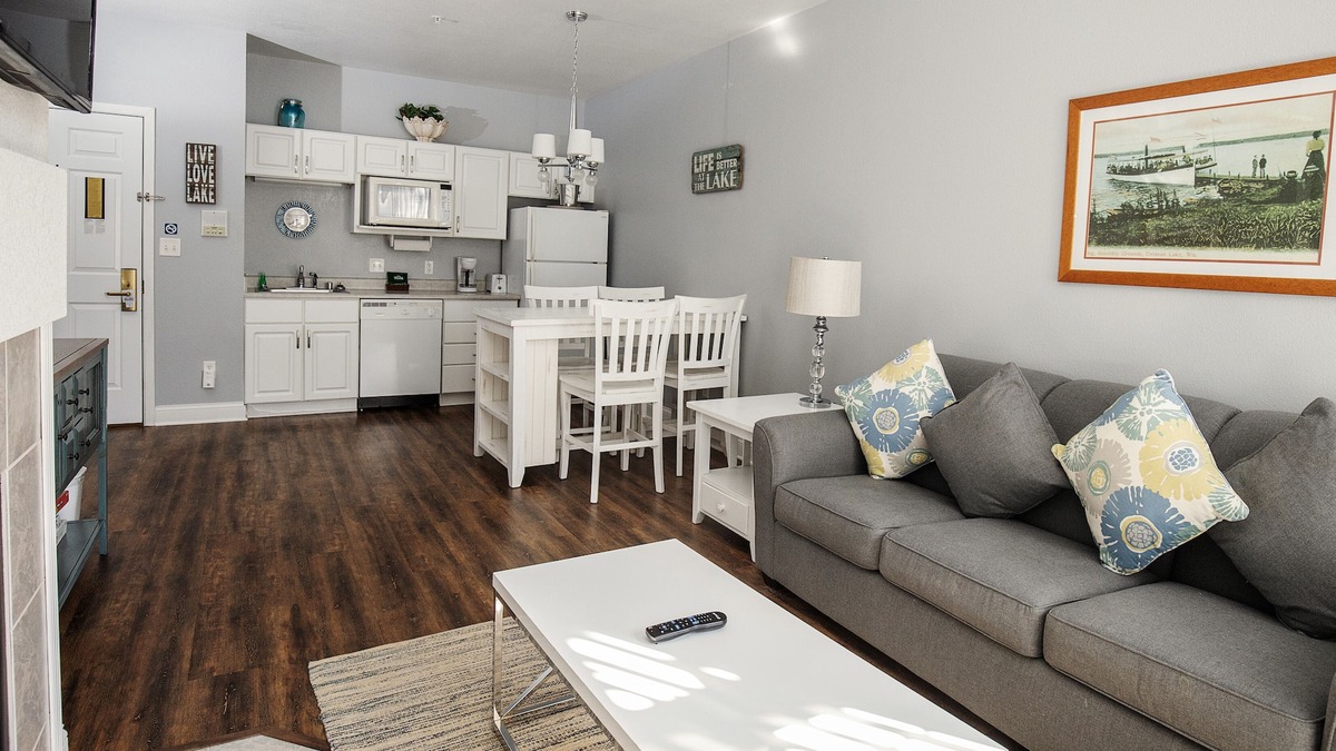 Delavan Lake Condo | 205 - Elegant One Bedroom Condo Suite