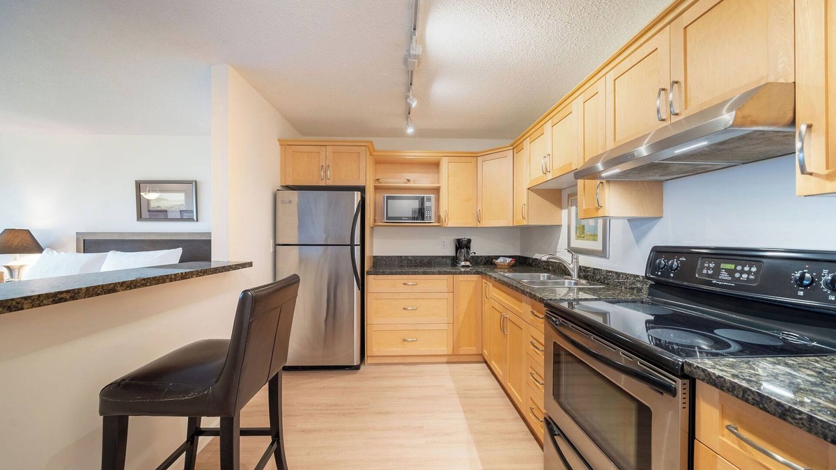Regional District of Nanaimo Condo | #207 Lower Beach View Suite at Shorewater Resort, Qualicum Beach