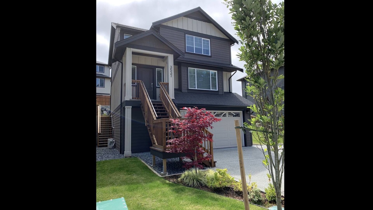 Langford Apartment | #208 Honeycrisp Ave - 3 Bed Lovely Upper Suite